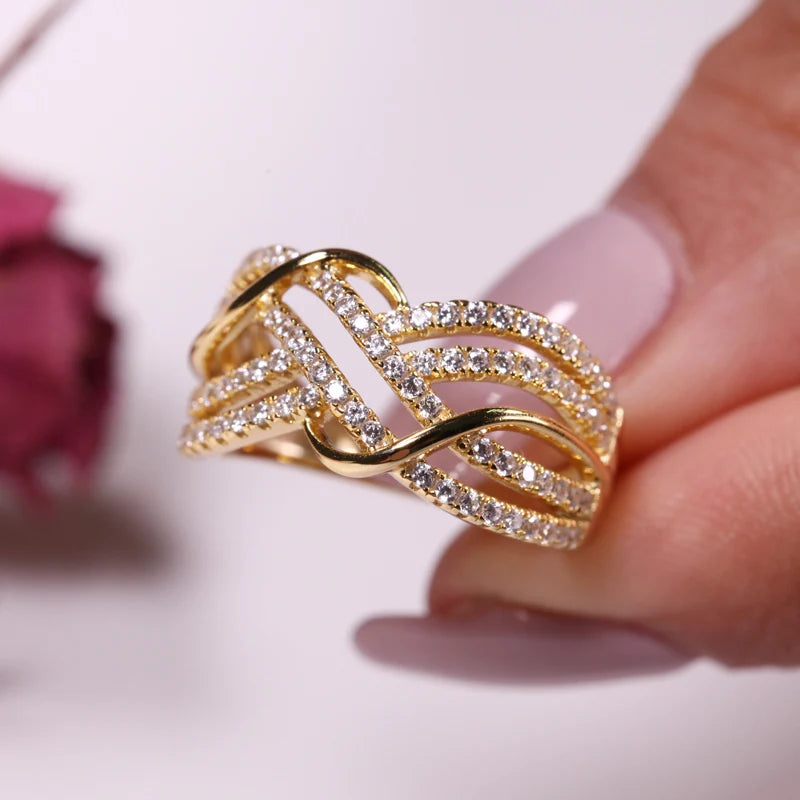 Huitan Hot Trendy Croce Anelli Donne Fedi nuziali Accessori con abbagliante CZ Twist Moda moderna Gioielli femminili Trasporto di goccia