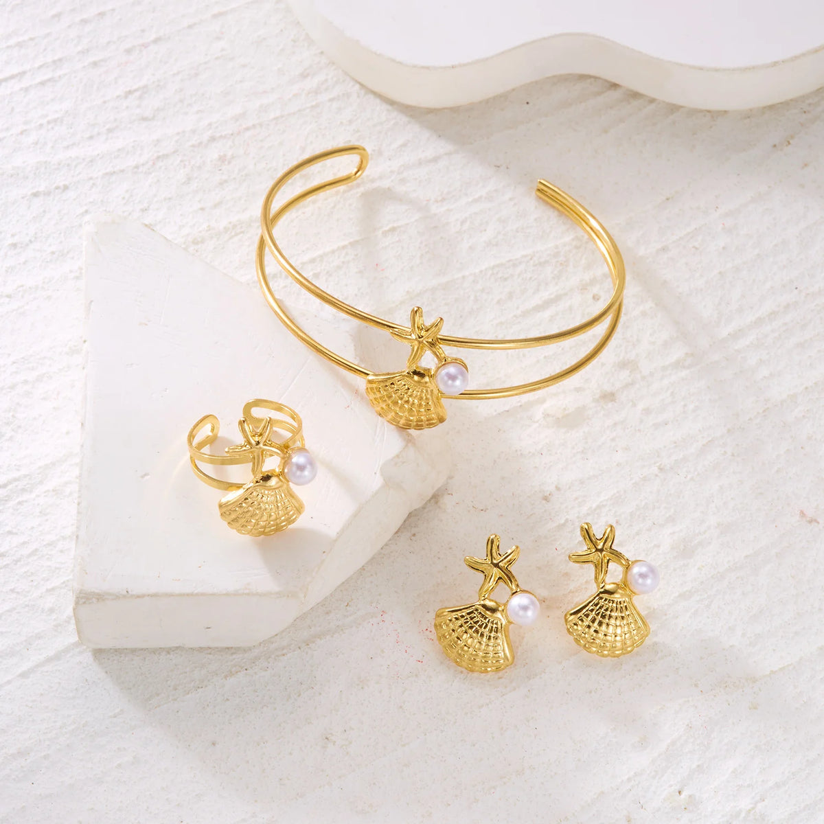 Ensemble de bijoux de plage d'été pour femmes Couleur or Étoile de mer Coquillage Perle Bracelet Bague ajustable Boucles d'oreilles pendantes Cadeau de vacances bohème
