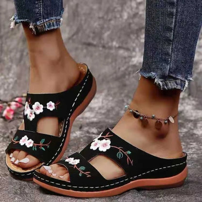 Ciabatte estive da spiaggia alla moda per l'uso all'aperto, sandali piatti con decorazioni floreali in stile vacanza.
