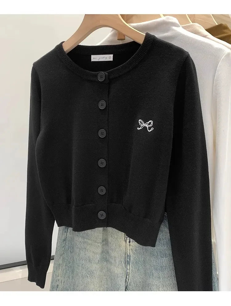 Maglione da donna autunno inverno 2026, cardigan in maglia ricamato che valorizza la figura, design unico e chic coreano, maglione in maglia, capo esterno, top