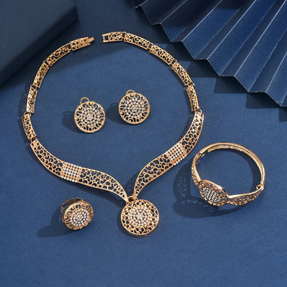Parures de bijoux pour femmes en métal avec boucles d'oreilles, colliers, bracelets et bagues au design à la mode, adaptés aux banquets et aux cadeaux de fin d'année.