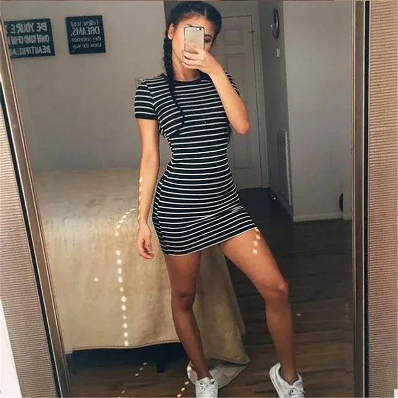 Abito estivo a maniche corte con scollo tondo abbastanza stock Abiti a righe bianche e nere Abito casual elegante tubino sottile