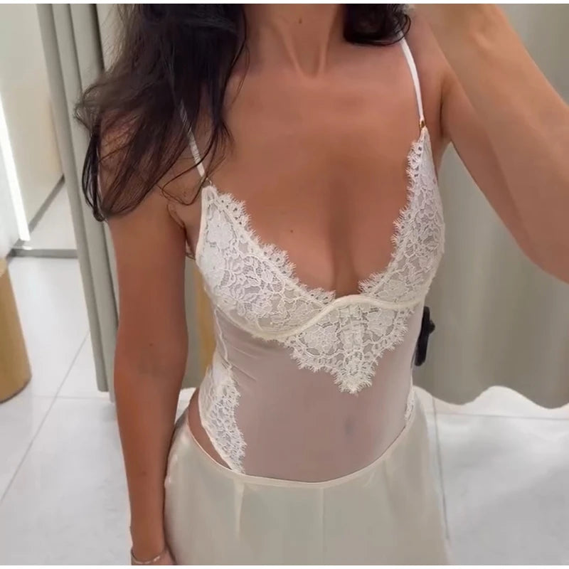 Body in pizzo e tulle con scollo a V e spalline sottili, aderente, Estate 2026, Outfit da club alla moda per donne, Lingerie slim di tendenza per feste.