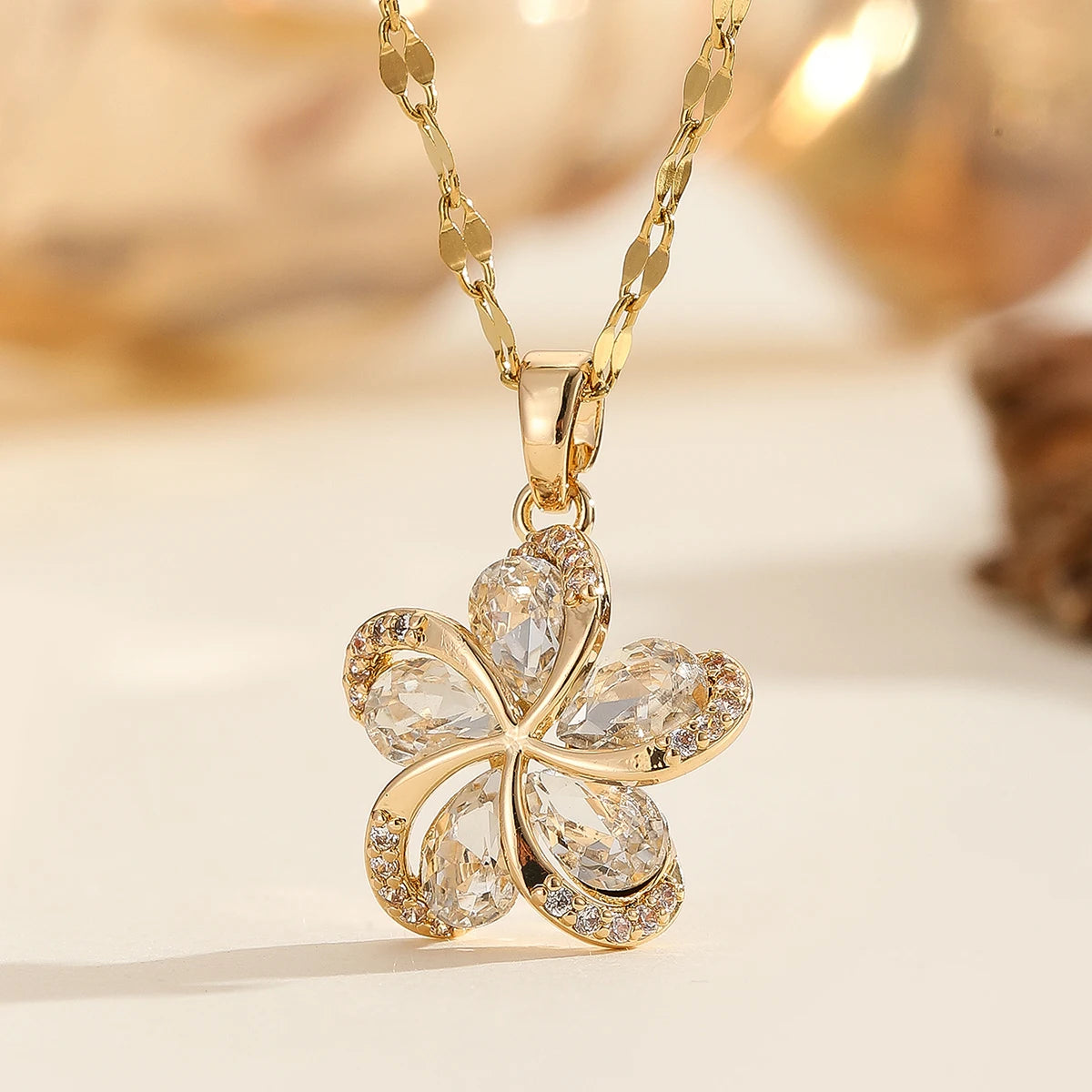 DIEYURO Collana con ciondolo fiori in zircone verde in acciaio inossidabile 316L per le donne Nuovi regali di gioielli di compleanno con catena fortunata per ragazze di lusso
