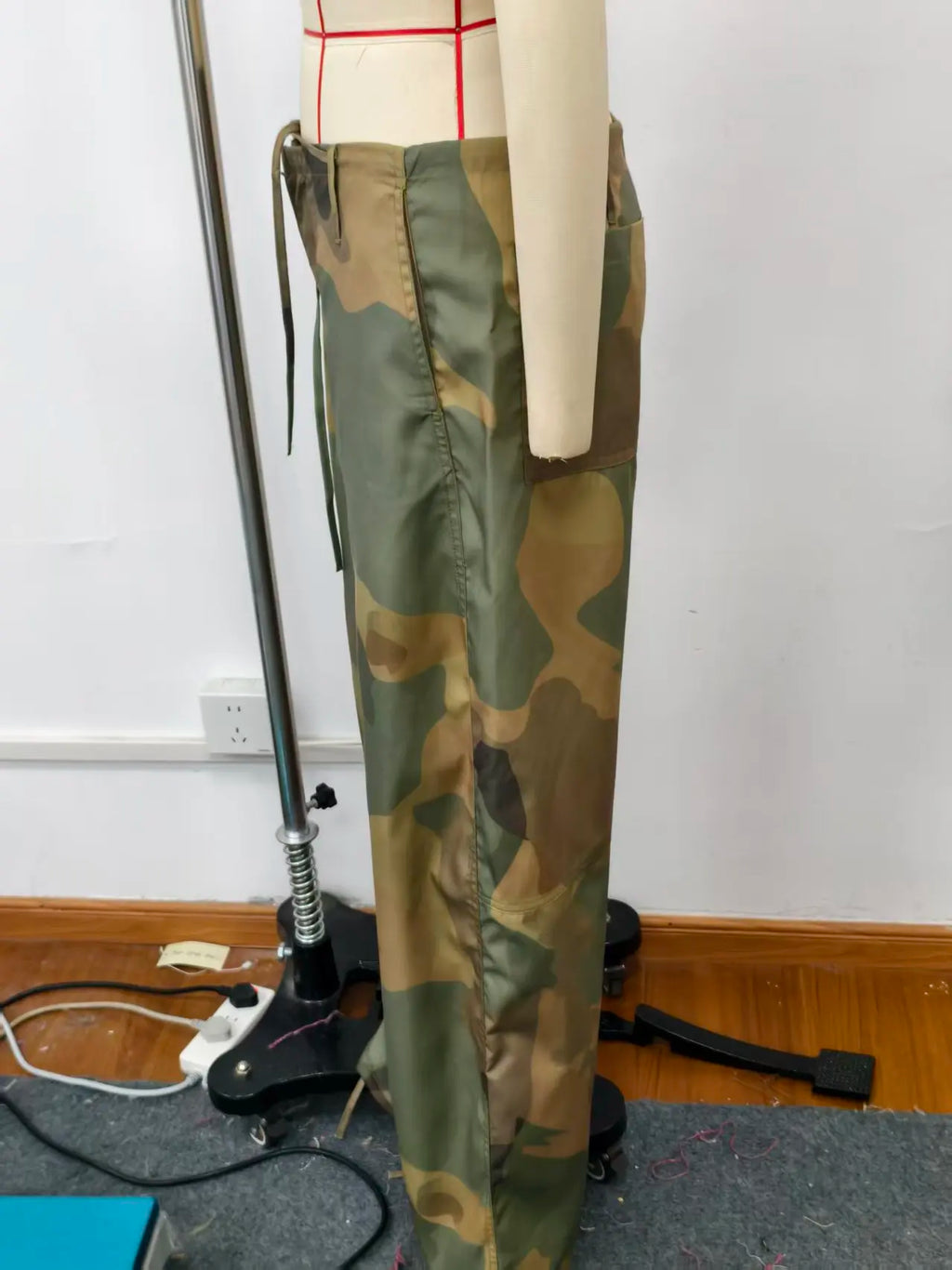 Pantaloni da donna con stampa mimetica, vita con coulisse, gamba larga, taglio ampio, orlo con coulisse, vestibilità comoda, pantaloni casual, streetwear, nuova moda 2026