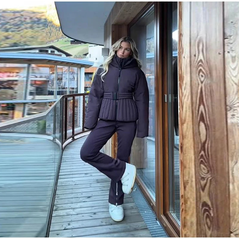 Tuta da sci bianca chic con cappuccio da donna con cintura in vita Calda tuta da neve monopezzo antipioggia Sport invernali Moda Lady Snowsuit