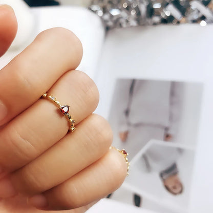 Huitan Squisito Rosso Amore CZ Proposta di Fidanzamento Anelli per Le Donne Fascia Sottile Estetica Gioielli di Moda Femminile Fantasia Regalo di Compleanno