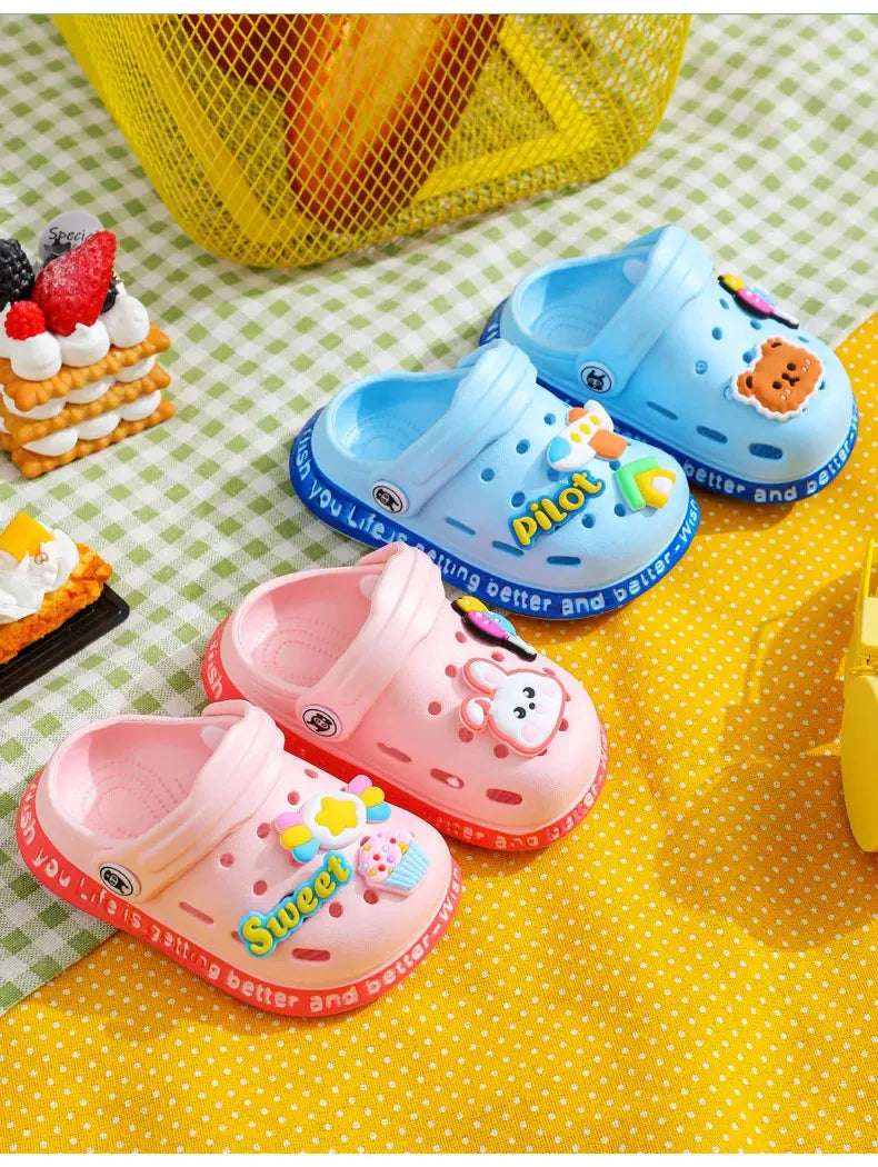 Sommerschuhe für Kinder Sandalen Loch Schuhe für Kinder Weiche rutschfeste Hausschuhe Cartoon-Design Loch Schuhe für Kinder Strandsand für Jungen Mädchen