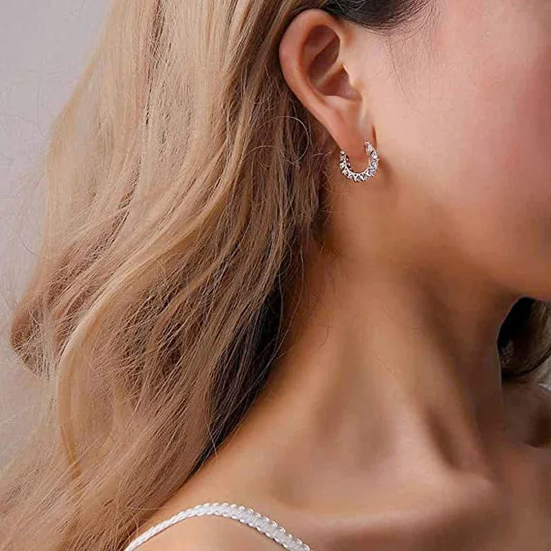 Huitan Orecchini a cerchio da donna unici intarsiati con zirconi brillanti Accessori speciali alla moda Gioielli per la festa nuziale quotidiana