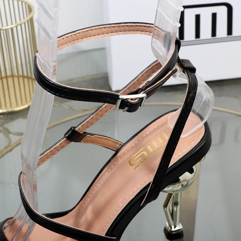 Nell'estate del 2025 sandali sexy scarpe col tacco alto sandali da esterno stile strano di grandi dimensioni moda scarpe eleganti con tacco da donna