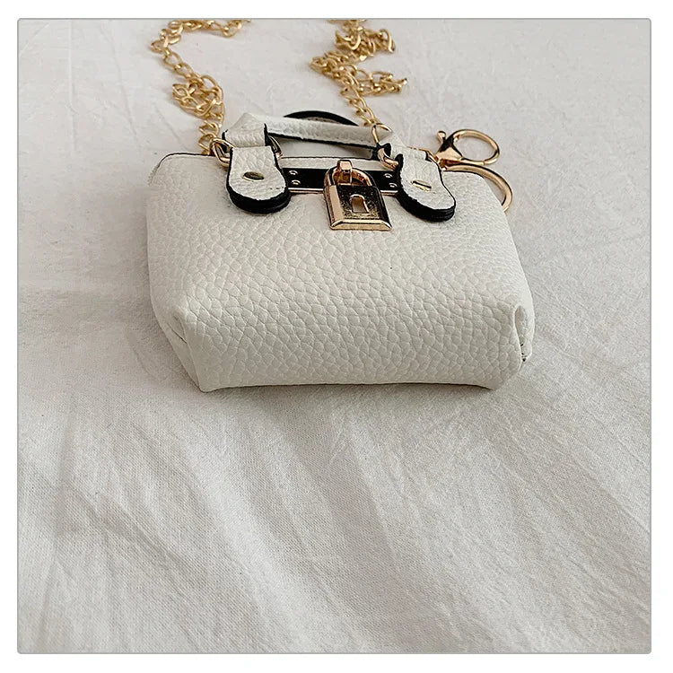 Borsa quadrata piccola da ragazza a tracolla per l'estate 2025, i nuovi bambini classici che portano una borsa a tracolla monospalla. portachiavi portafoglio