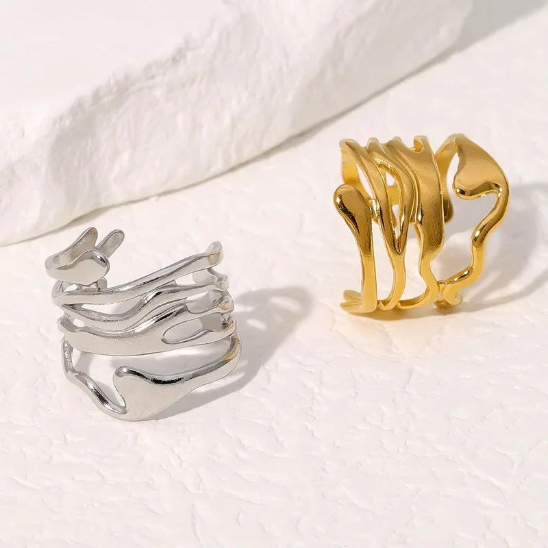 Il nuovo stile del 2025 di galvanica scavata, con un anello dorato cavo largo, regalo di gioielli semplice e alla moda adatto