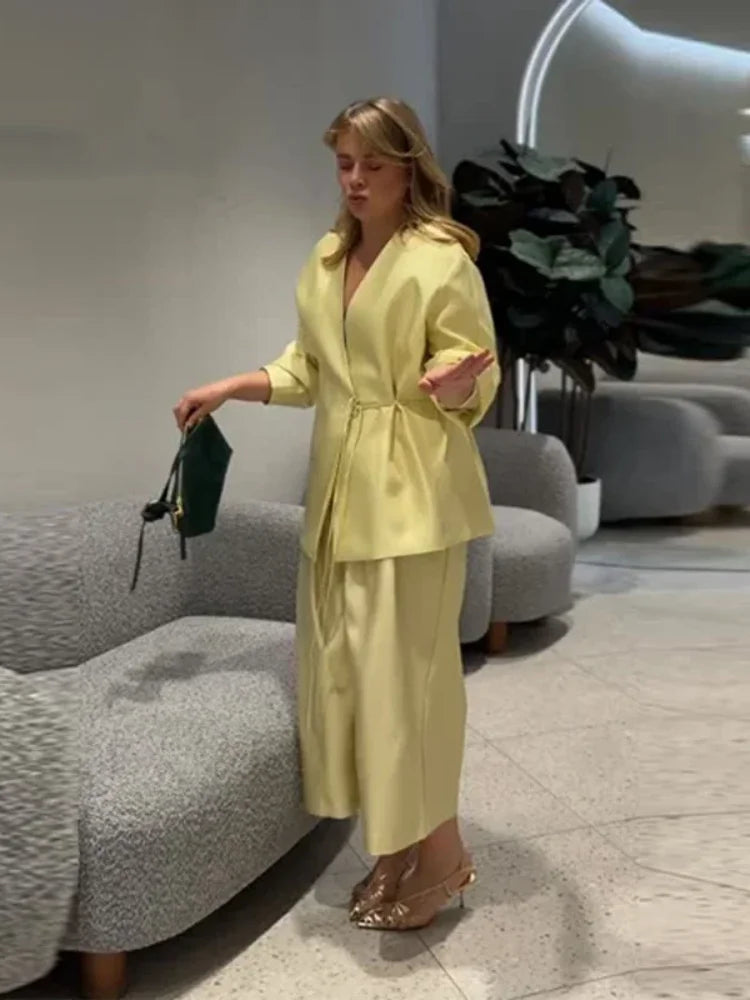 Completo Elegante da Donna: Top a Maniche Lunghe con Scollo a V e Pizzo, Pantaloni a Gamba Larga, Completo Femminile in Raso Tinta Unita Primavera Estate 2026