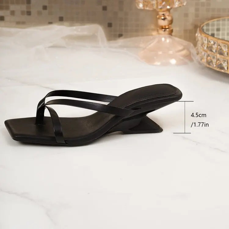 Damen-Sommersandalen, neu, aus weichem Leder mit eckiger Zehenpartie und Zehensteg, schmalem, modischem Riemen, schlankem Absatz, weicher Sohle