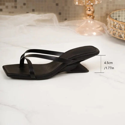 Damen-Sommersandalen, neu, aus weichem Leder mit eckiger Zehenpartie und Zehensteg, schmalem, modischem Riemen, schlankem Absatz, weicher Sohle