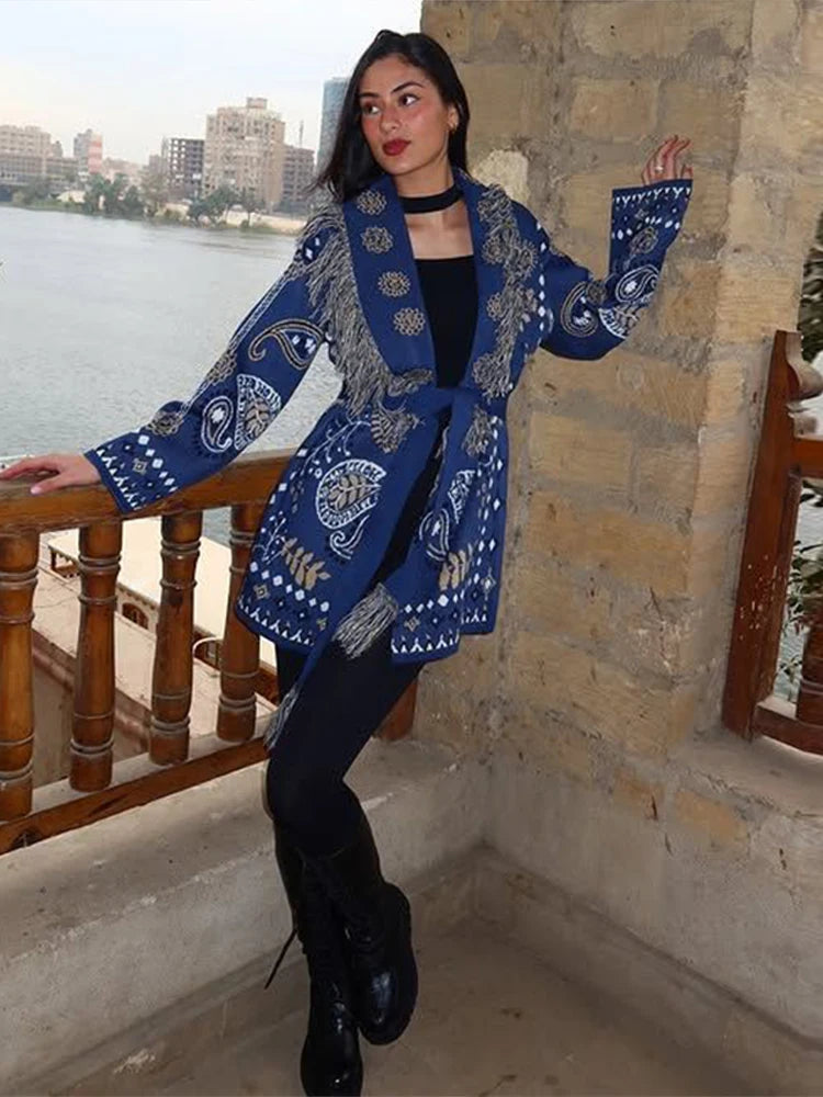 Cardigan da donna in maglia con stampa zebrata e frange, modello ampio con scollo a V, maniche lunghe, cintura, maglione caldo e spesso, collezione autunno 2026.