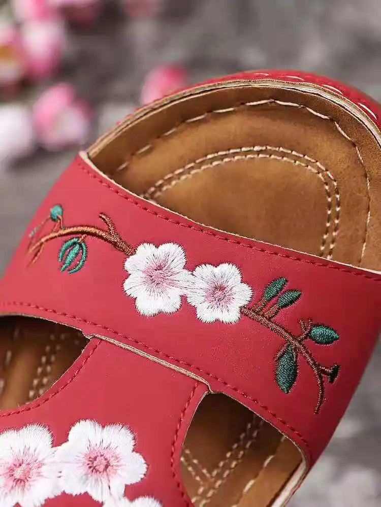 Ciabatte estive da spiaggia alla moda per l'uso all'aperto, sandali piatti con decorazioni floreali in stile vacanza.