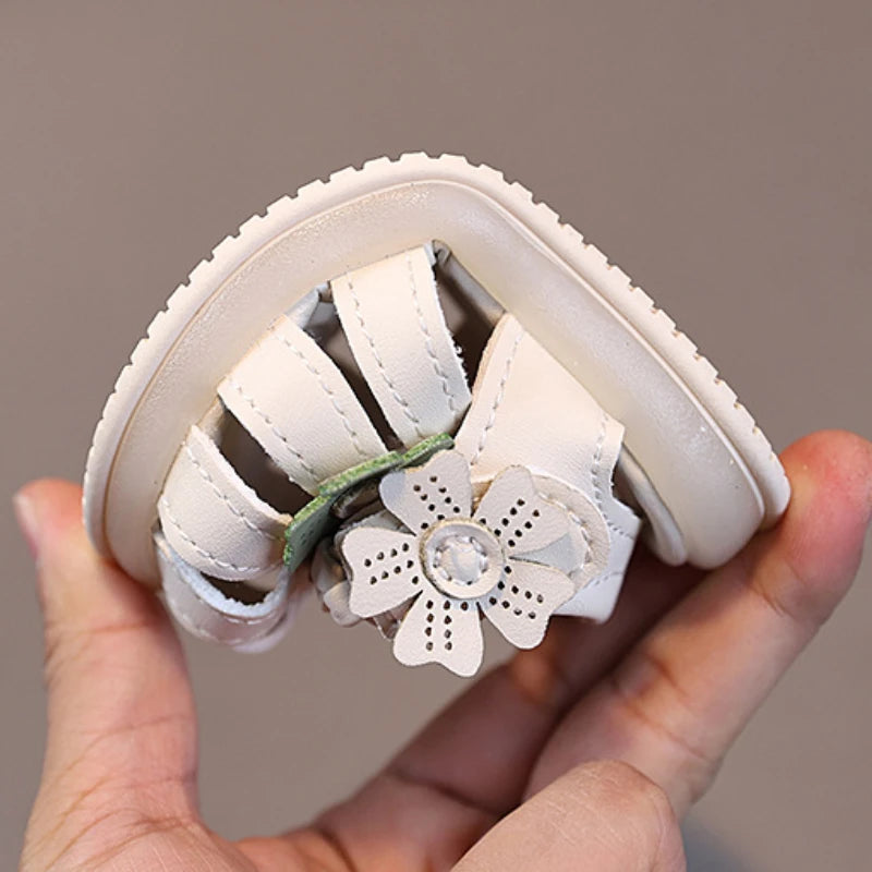 Leichte LED-Kinderschuhe in neuer Mode für den Sommer – schlichte und vielseitige Retro-Mädchenschuhe – elegante und leichte Prinzessinnen-Blumen-Kindersandalen