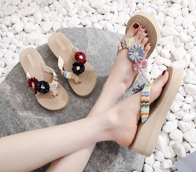 Estate nuovi sandali 2025 infradito pantofola da spiaggia con comode pantofole piatte carine alla moda per le donne piattaforma calda
