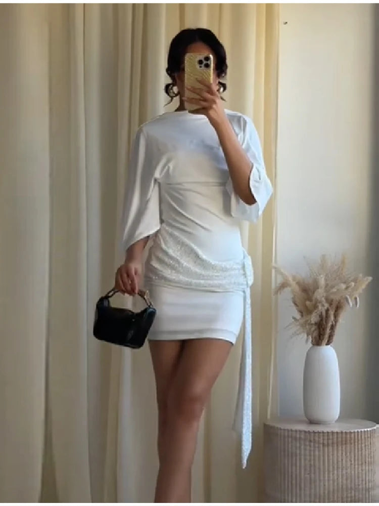Elegante Mini Abito Bianco di Tendenza con Maniche a Pipistrello, Paillettes, Patchwork, Vita Arricciata e Laccetti, Vestito Aderente da Sera per Feste da Donna