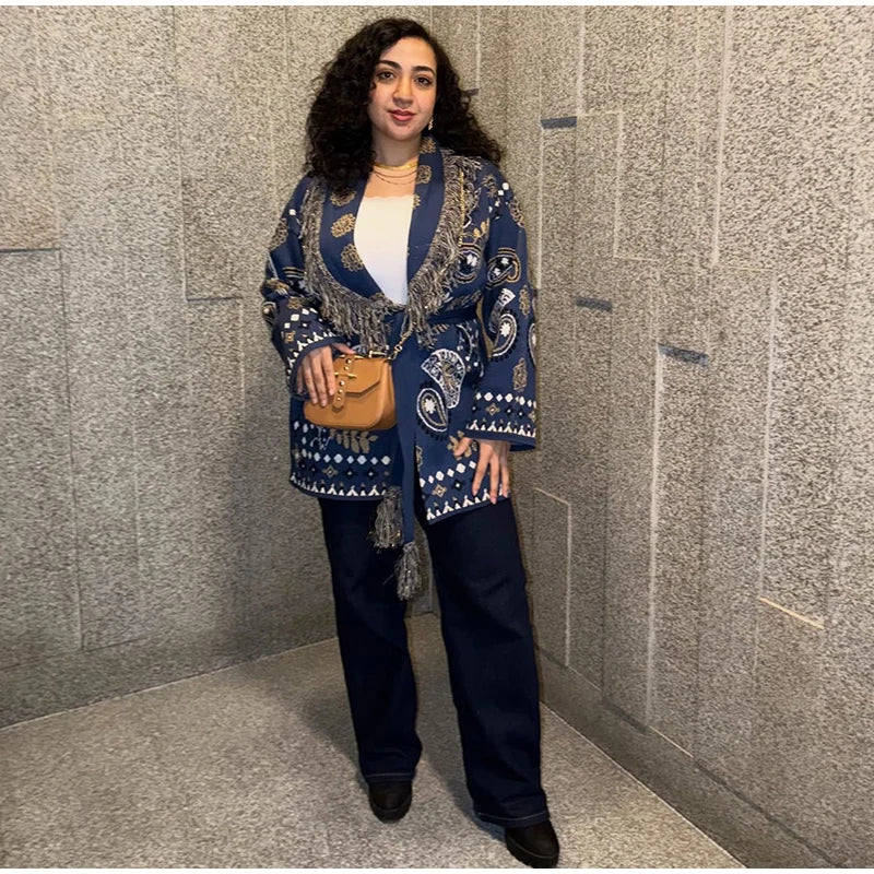 Cardigan da donna in maglia con stampa zebrata e frange, modello ampio con scollo a V, maniche lunghe, cintura, maglione caldo e spesso, collezione autunno 2026.