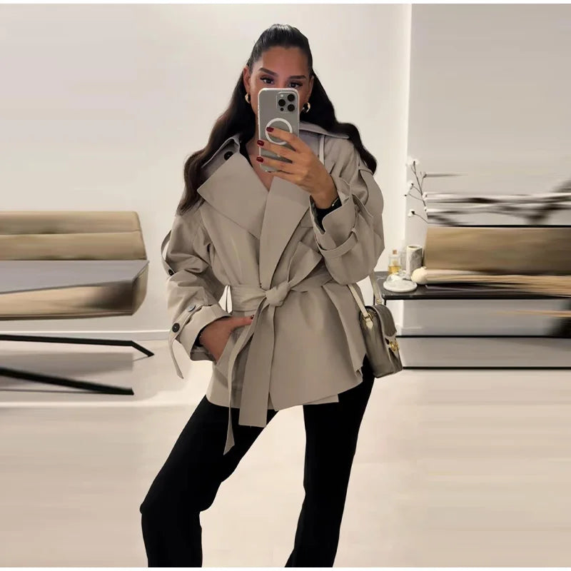 Trench Coat Corto da Donna con Cintura, Collo a Risvolto, Maniche Lunghe, Oversize, Antivento, Primavera-Autunno 2026