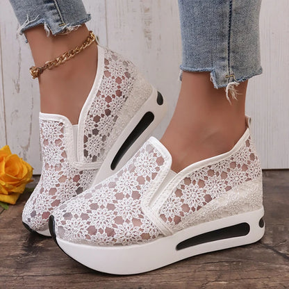 Scarpe da ginnastica con plateau ricamate alla moda per donna 2025 Scarpe sportive estive in mesh traspirante Scarpe casual slip on con suola spessa da donna