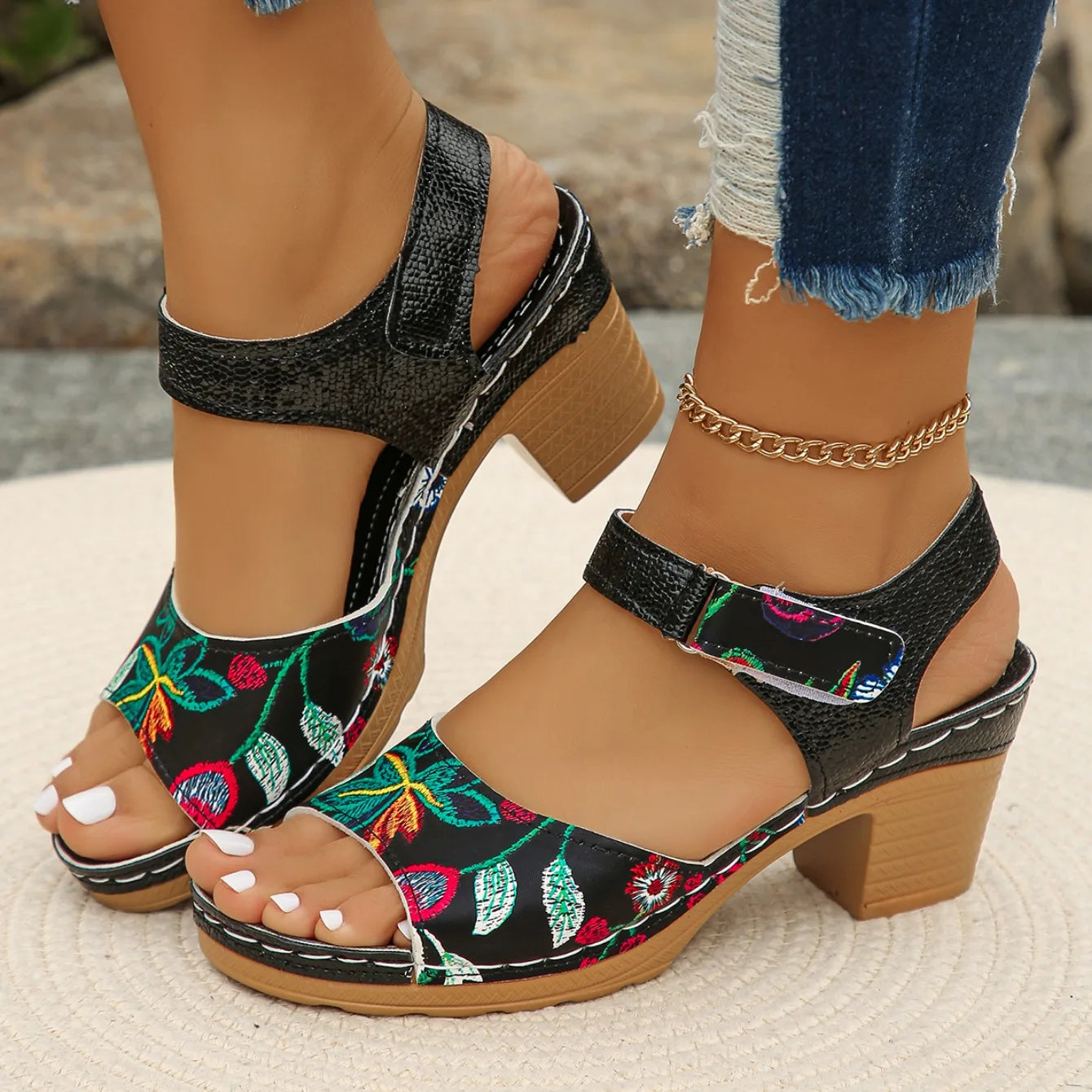 Sandali con plateau da donna 2024 estate sandali da spiaggia di nuova moda comodi sandali da esterno leggeri scarpe traspiranti per le donne