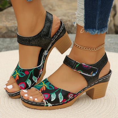Sandali con plateau da donna 2024 estate sandali da spiaggia di nuova moda comodi sandali da esterno leggeri scarpe traspiranti per le donne