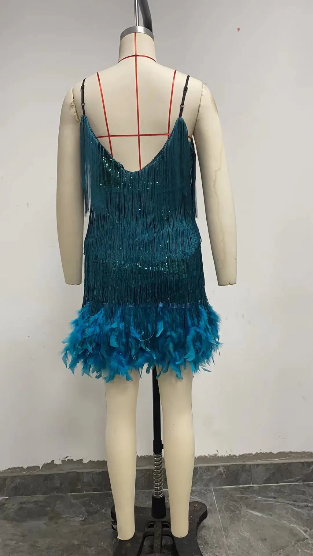 Abito estivo elegante con nappe e paillettes Abito da donna sexy sottile senza maniche con scollo a V a vita alta con bretelle e cuciture in piume