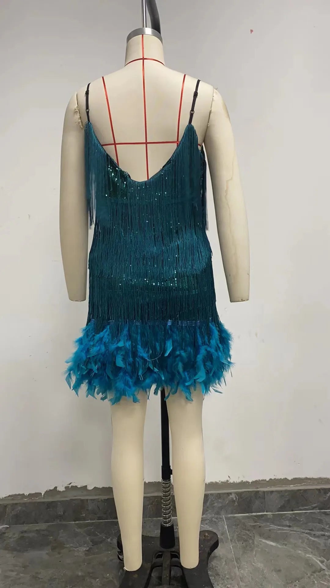 Abito estivo elegante con nappe e paillettes Abito da donna sexy sottile senza maniche con scollo a V a vita alta con bretelle e cuciture in piume