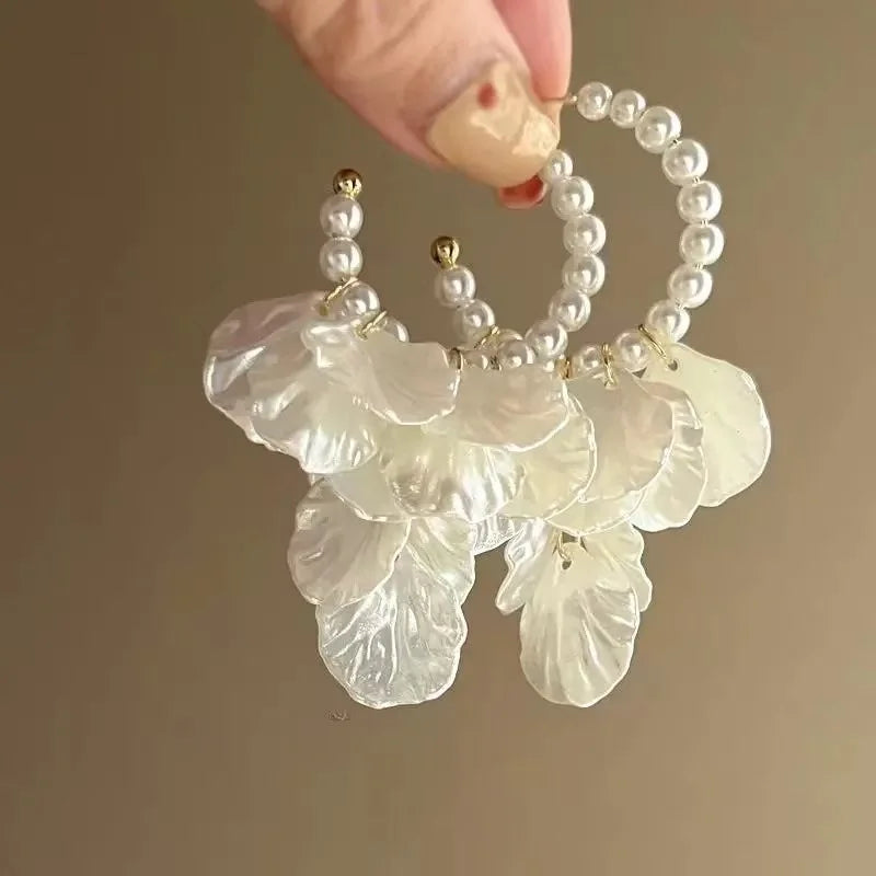 Eleganti orecchini con fiori di perle bianche imitazione: design a petalo con pendente lungo, perfetti per abbigliamento casual o feste, accessori per feste