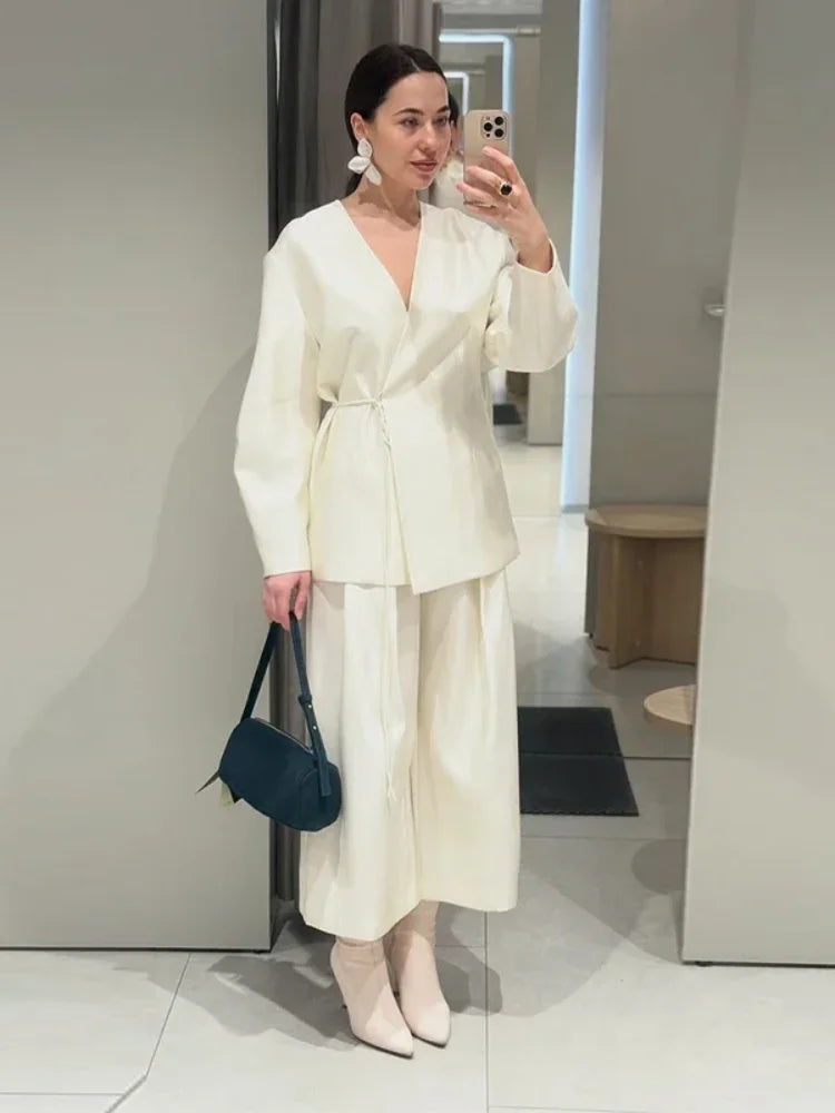 Completo Elegante da Donna: Top a Maniche Lunghe con Scollo a V e Pizzo, Pantaloni a Gamba Larga, Completo Femminile in Raso Tinta Unita Primavera Estate 2026