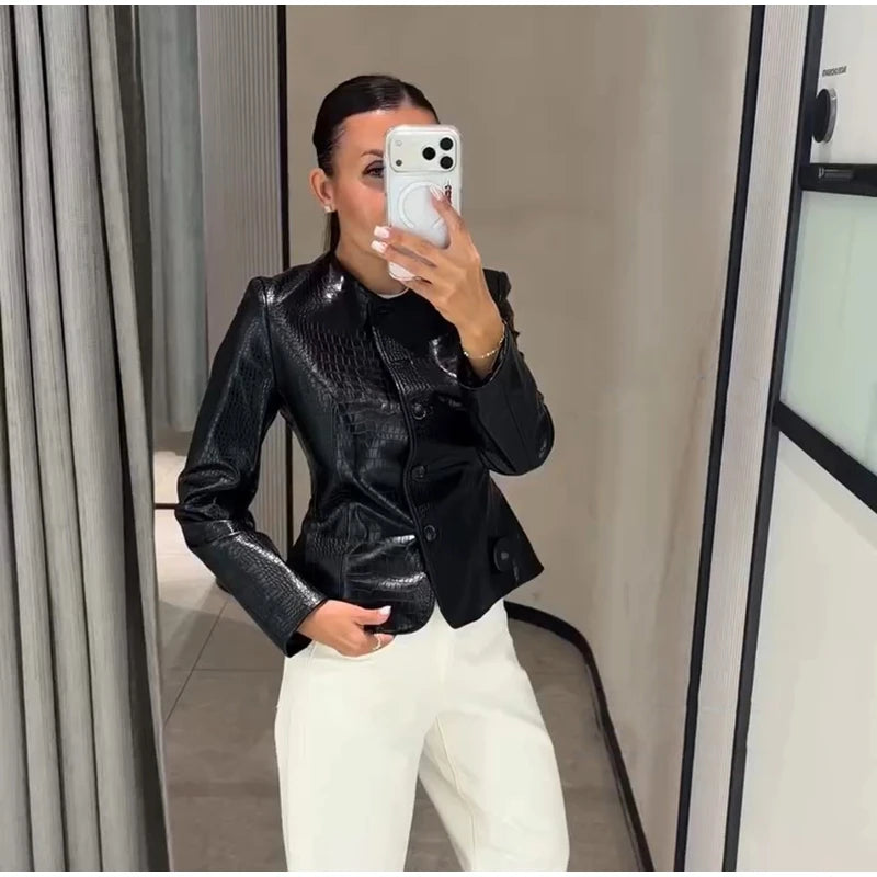 Giacca in Ecopelle Effetto Coccodrillo, Collo Tondo, Chiusura con Bottoni, Maniche Lunghe, Autunno 2026, Outfit Chic da Donna per Appuntamenti, Abbigliamento Trendy da Strada