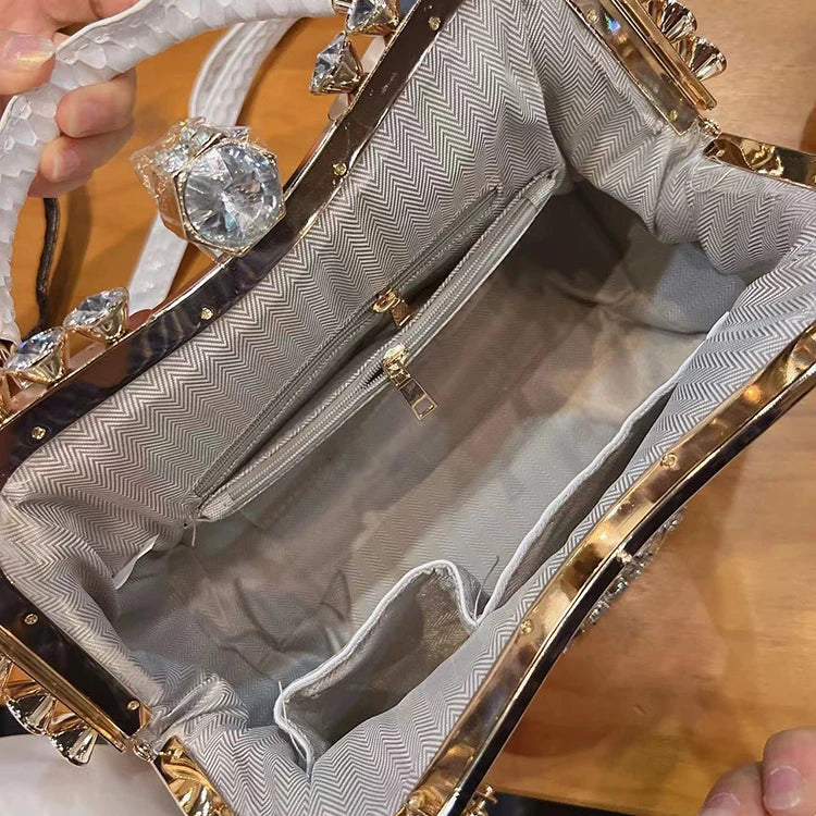 Borsa a tracolla di alta qualità da donna estate 2024 nuova borsa a tracolla di nicchia con texture esplosiva borsa di grande capacità tempestata di diamanti