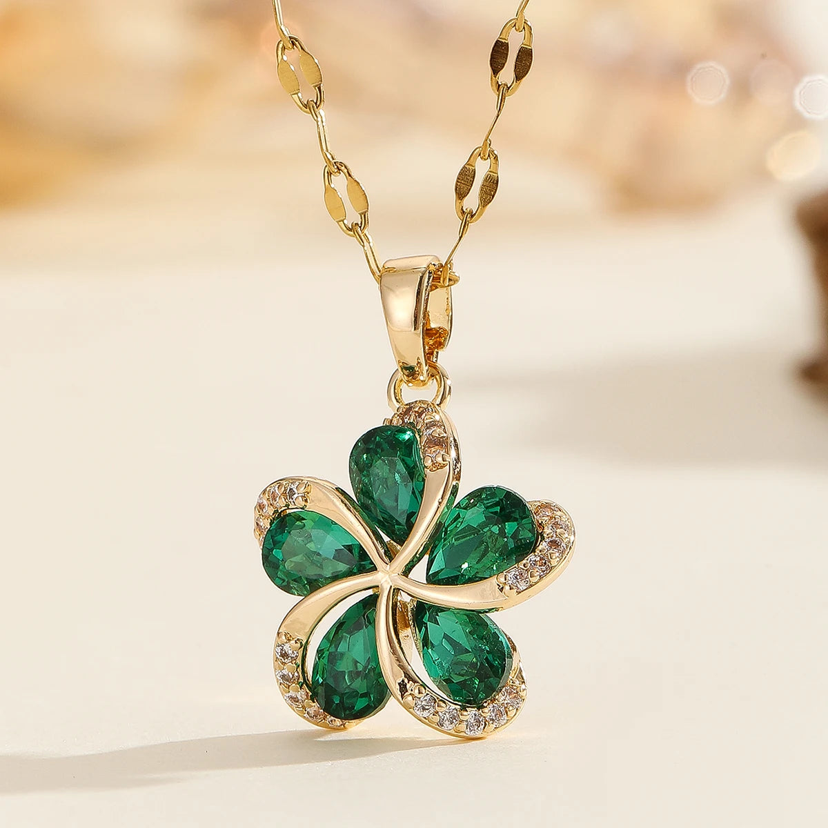DIEYURO Collana con ciondolo fiori in zircone verde in acciaio inossidabile 316L per le donne Nuovi regali di gioielli di compleanno con catena fortunata per ragazze di lusso