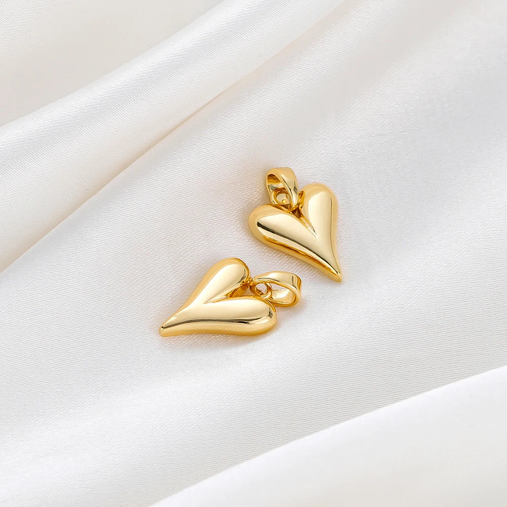 4 ciondoli a forma di cuore di pesca piccoli placcati in oro 18 carati per la creazione di gioielli, orecchini fai da te, collane, accessori pendenti