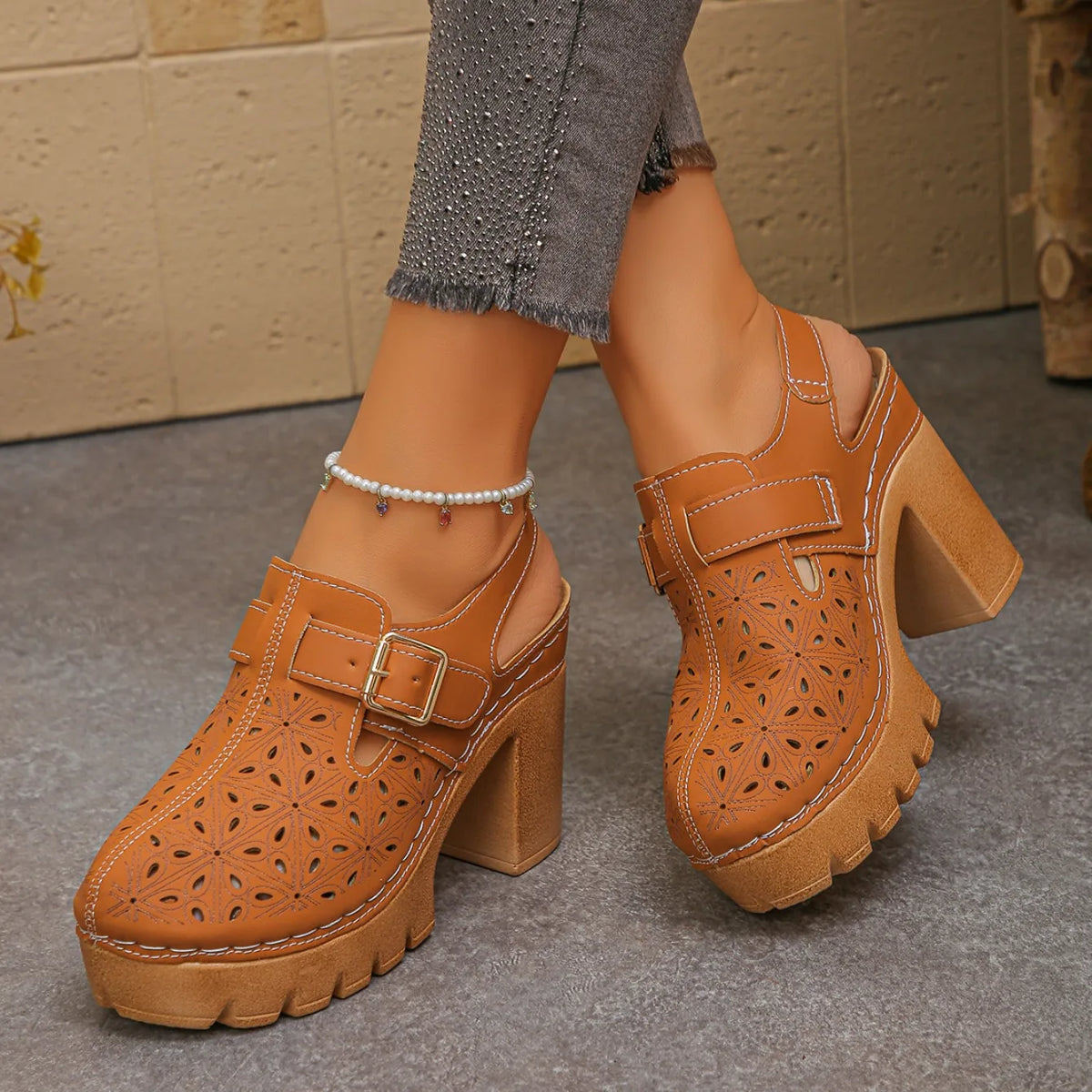 Nouvelles sandales d'été confortables pour femmes 2025 élégantes, talons hauts, sandales d'été à semelles épaisses, grandes chaussures décontractées à semelles épaisses pour femmes
