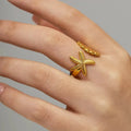 Questo anello di regolazione dell'apertura a bordo largo geometrico di alta qualità e alla moda con oro elettrolitico e design minimalista è Perf