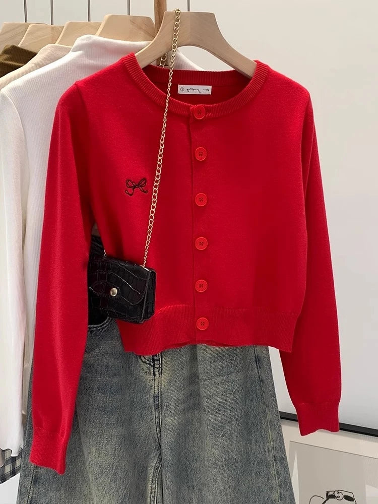 Maglione da donna autunno inverno 2026, cardigan in maglia ricamato che valorizza la figura, design unico e chic coreano, maglione in maglia, capo esterno, top