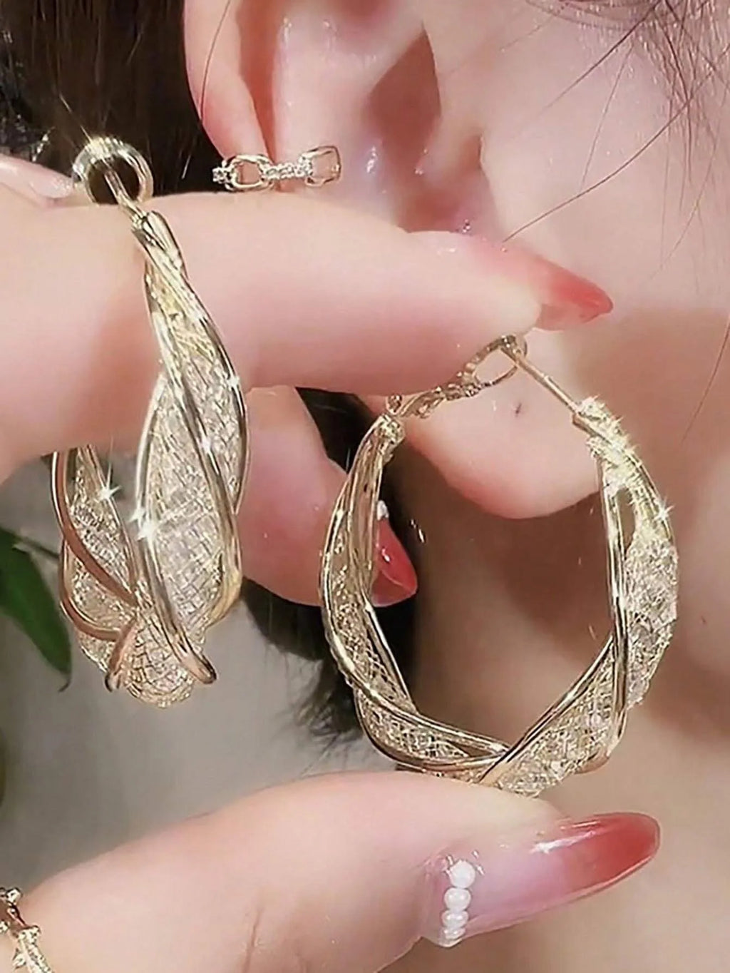 Splendidi orecchini a cerchio intrecciati color oro con rete intricata Orecchini stile elegante per gioielli regalo per feste da donna
