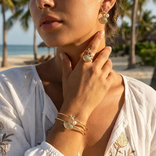 Ensemble de bijoux de plage d'été pour femmes Couleur or Étoile de mer Coquillage Perle Bracelet Bague ajustable Boucles d'oreilles pendantes Cadeau de vacances bohème