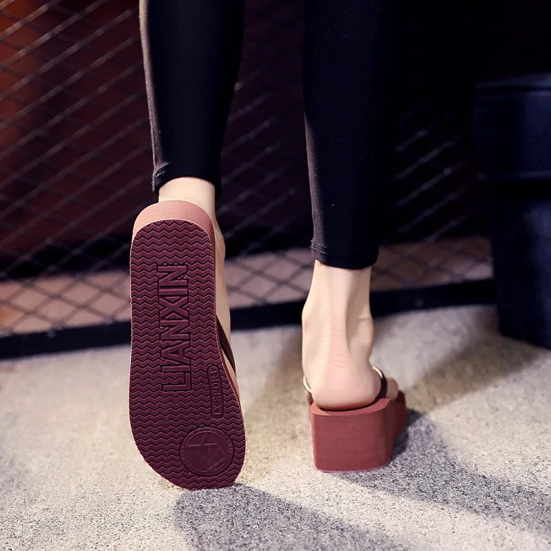 Sandales d'été pour femmes, compensées, à plateforme et à bout séparé.