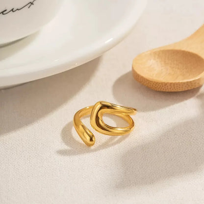 Questo anello di regolazione dell'apertura a bordo largo geometrico di alta qualità e alla moda con oro elettrolitico e design minimalista è Perf