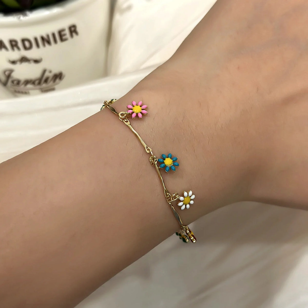 Bracciale con fiori margherita dolce Personalità della moda Bracciale con ciondoli con fiori estetici minimalisti per le donne Regalo di gioielli per feste di nozze