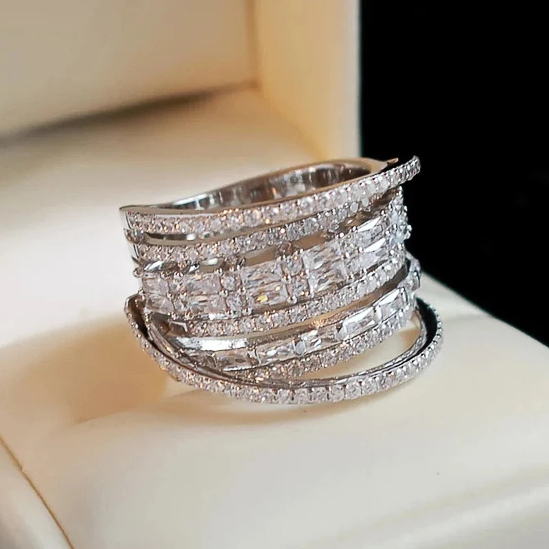 Huitan Bague multicouche en zircon brillant pour femme, bijoux de luxe pour mariage, accessoires de doigt larges et magnifiques pour femme