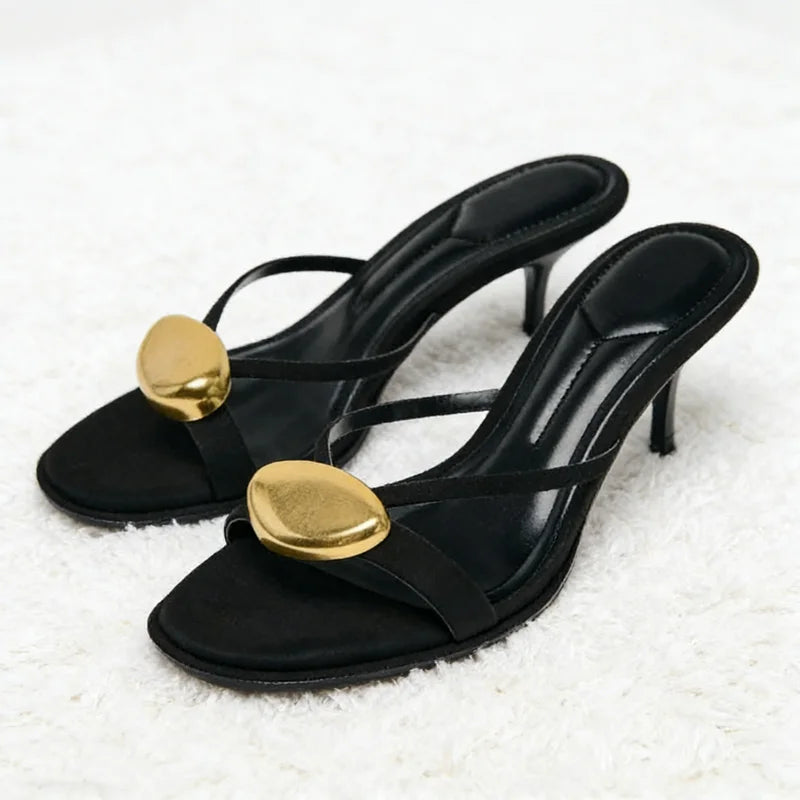 Sommer 2025 Schwarze dekorative High-Heel-Sandalen aus Metall Damenmode Runde offene Spitze Sexy dünne High-Heel-Hausschuhe Damenschuhe