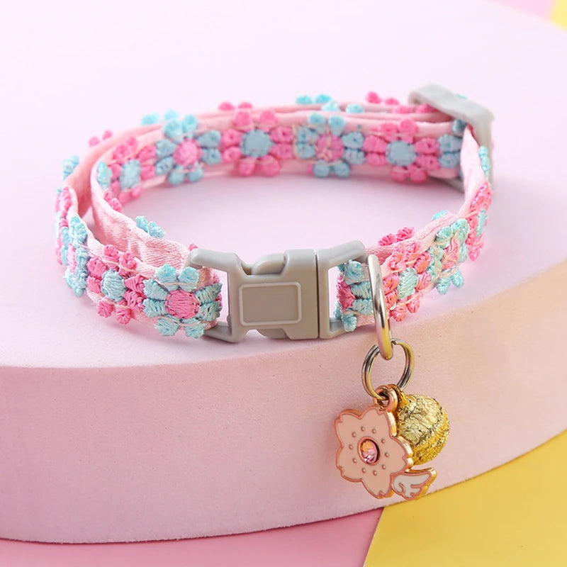 Forniture per collane per animali domestici Collare per gatti con fiori in pizzo colorato Gioielli per cani Fascia per collo Campana Forniture essenziali per animali domestici Collare per gatti con archetto da collo