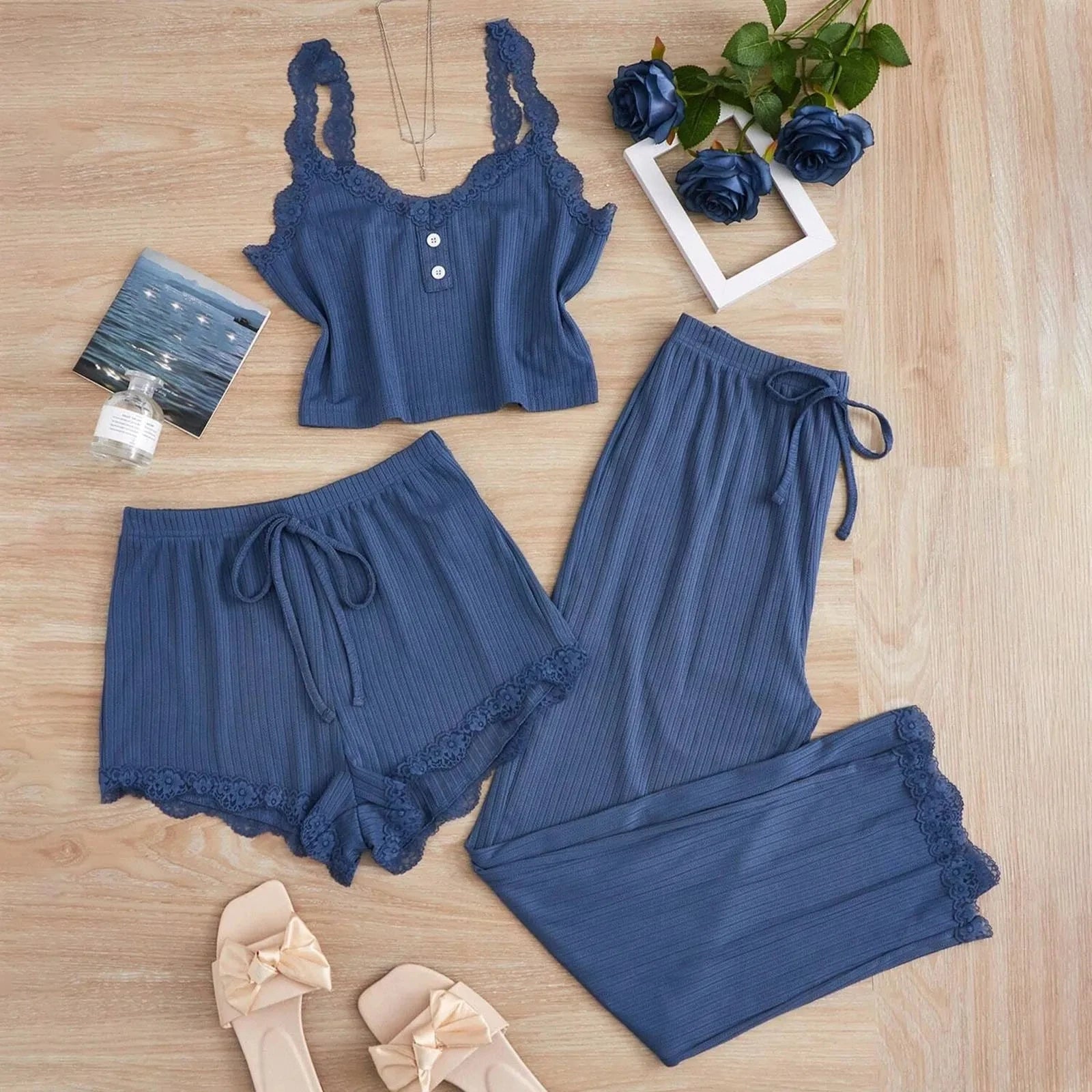 Nuovo 2025 Set pigiama estivo da donna 3 pezzi Pantaloncini e pantaloni con gilet solido abbinati con giunture in pizzo per set di indumenti da notte sexy per la casa