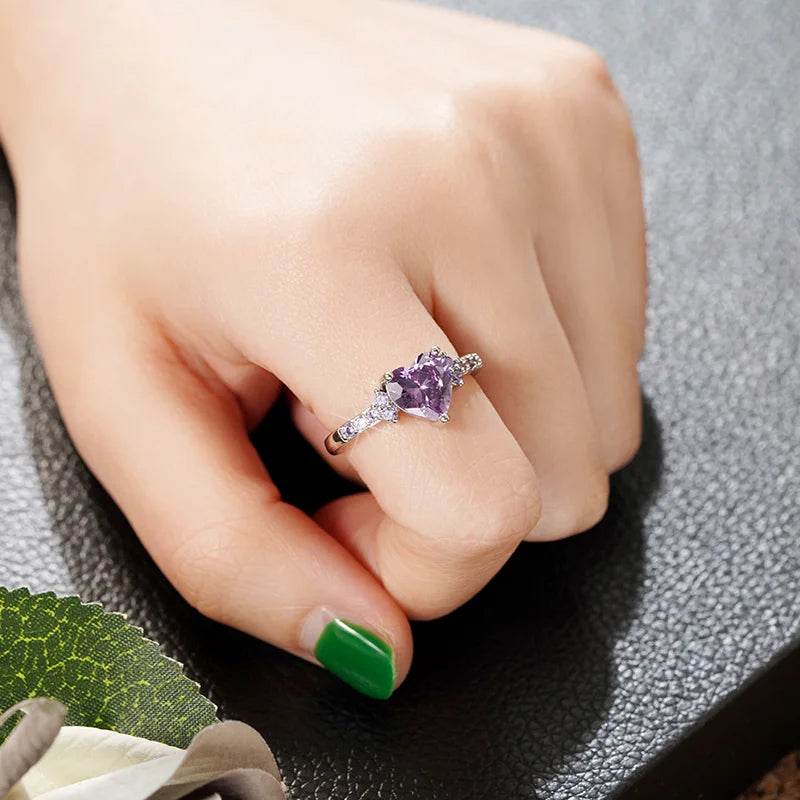Huitan Anelli con zirconi a forma di cuore viola per le donne Accessori unici per fidanzamento di nozze Fancy Lady Gift Gioielli romantici alla moda